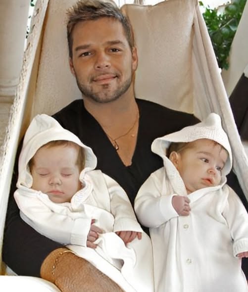 ¡Mira cómo lucen ahora los gemelos adolescentes de Ricky Martin y sus dos hijos más pequeños, que rara vez se ven!