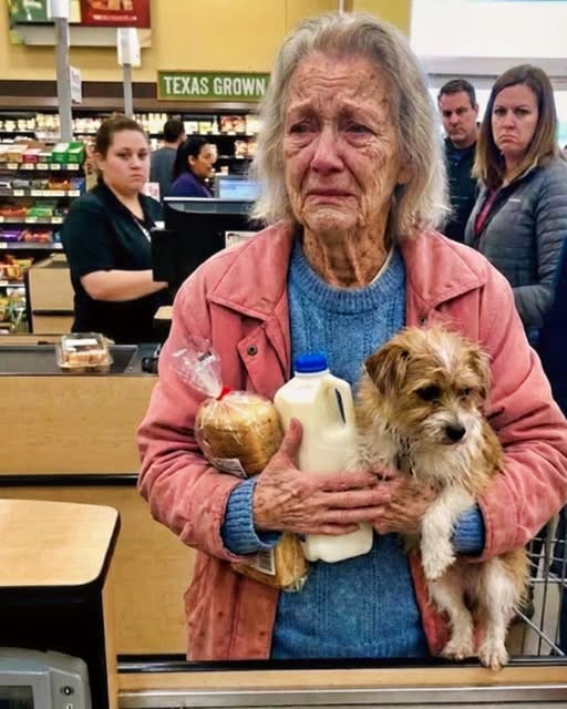 Pagué las compras de una abuela que lo estaba pasando mal; ¡tres días después, la cajera apareció con su último pedido!