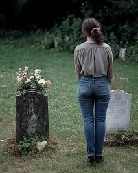 At 12, I stole flowers to place on my mother’s grave — a decade later, I came back as a bride and the florist told me a secret I never expected.