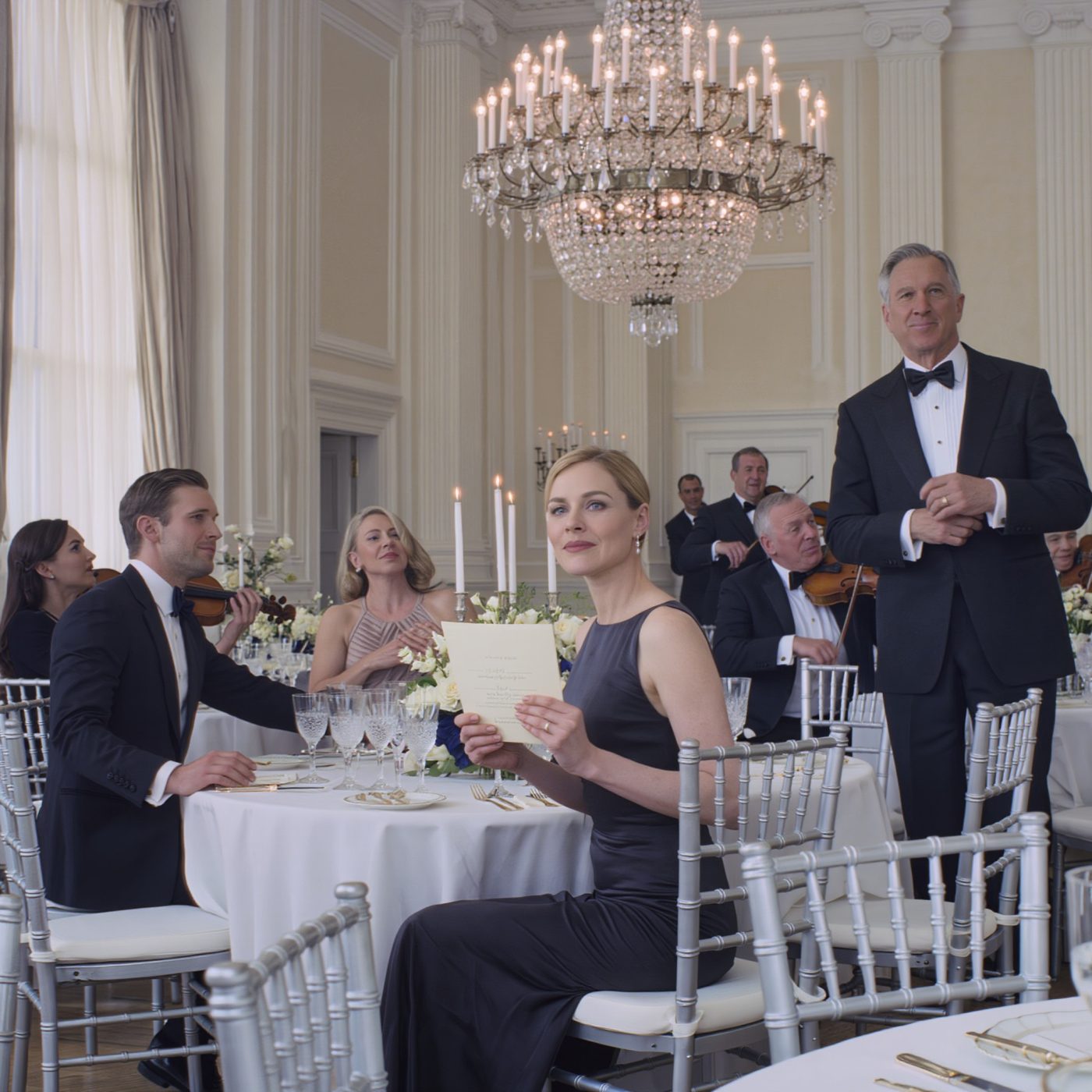 Sono arrivata al matrimonio di mio fratello minore come sua devota sorella, colei che aveva contribuito così tanto alla sua educazione. Ma il cartello davanti a me diceva: “Sorella indesiderata”. Tutta la famiglia della sposa sorrideva come se fosse tutto parte del piano. Stavo per voltarmi e andarmene… quando mio fratello mi ha afferrato la mano, ha guardato il suo futuro suocero dritto negli occhi e ha detto: “Ti pentirai di non aver mostrato rispetto a mia sorella oggi”. La mattina dopo… – Notizie