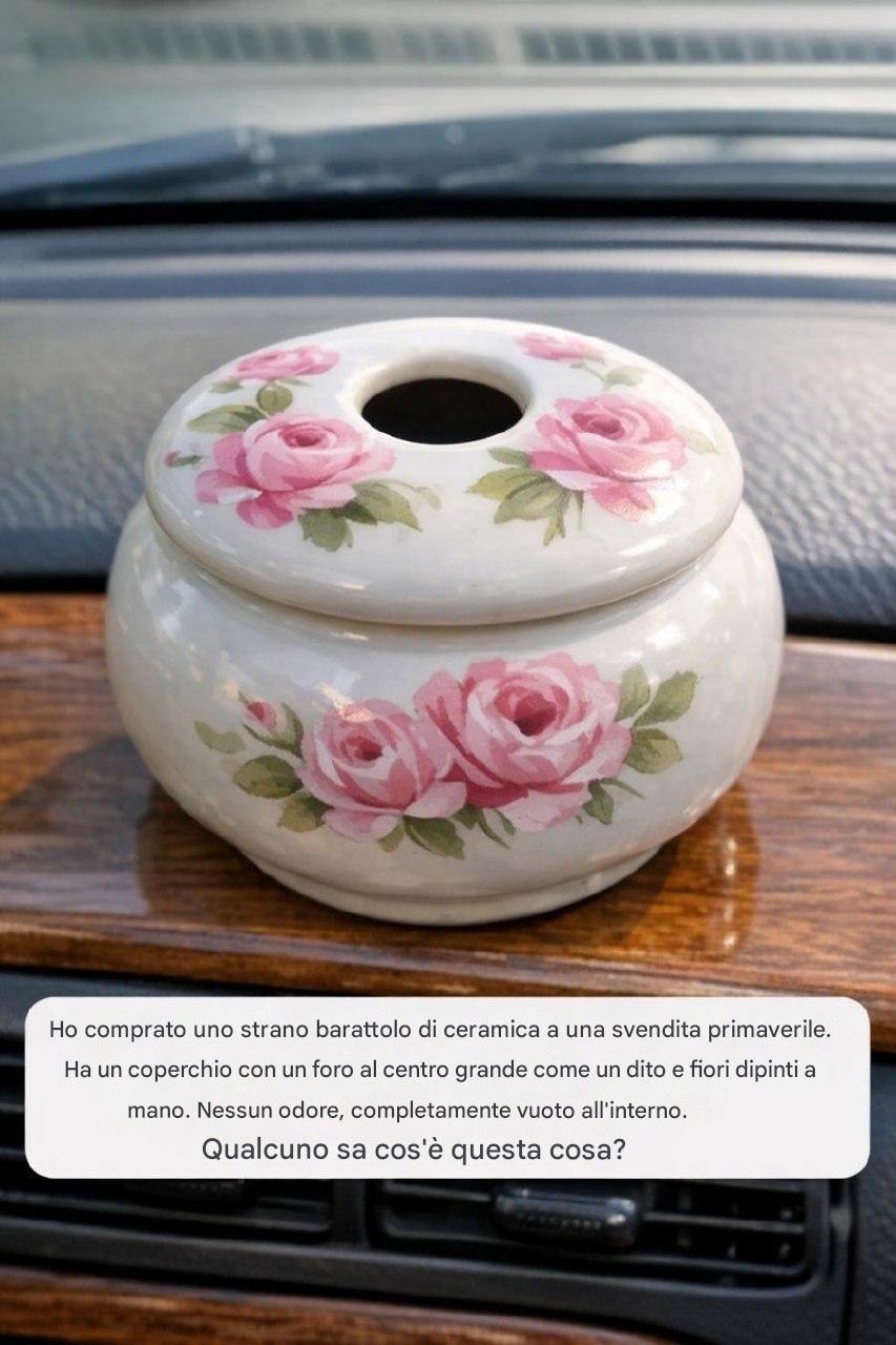 Ho comprato uno strano barattolo di ceramica a un mercatino dell’usato in primavera. Ha un coperchio con un foro al centro, grande quanto un dito, e dei fiori dipinti a mano. Non emana odori ed è completamente vuoto all’interno. Qualcuno sa di cosa si tratta?