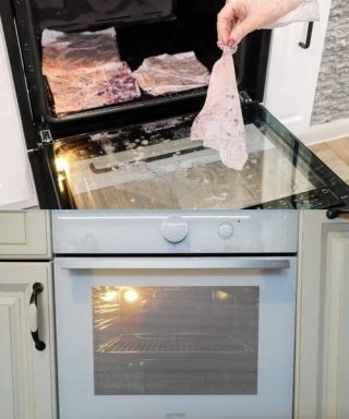 Non avrò mai più un forno sporco e unto: un’amica mi ha mostrato questo trucco e ora è come nuovo, senza alcuno sforzo!