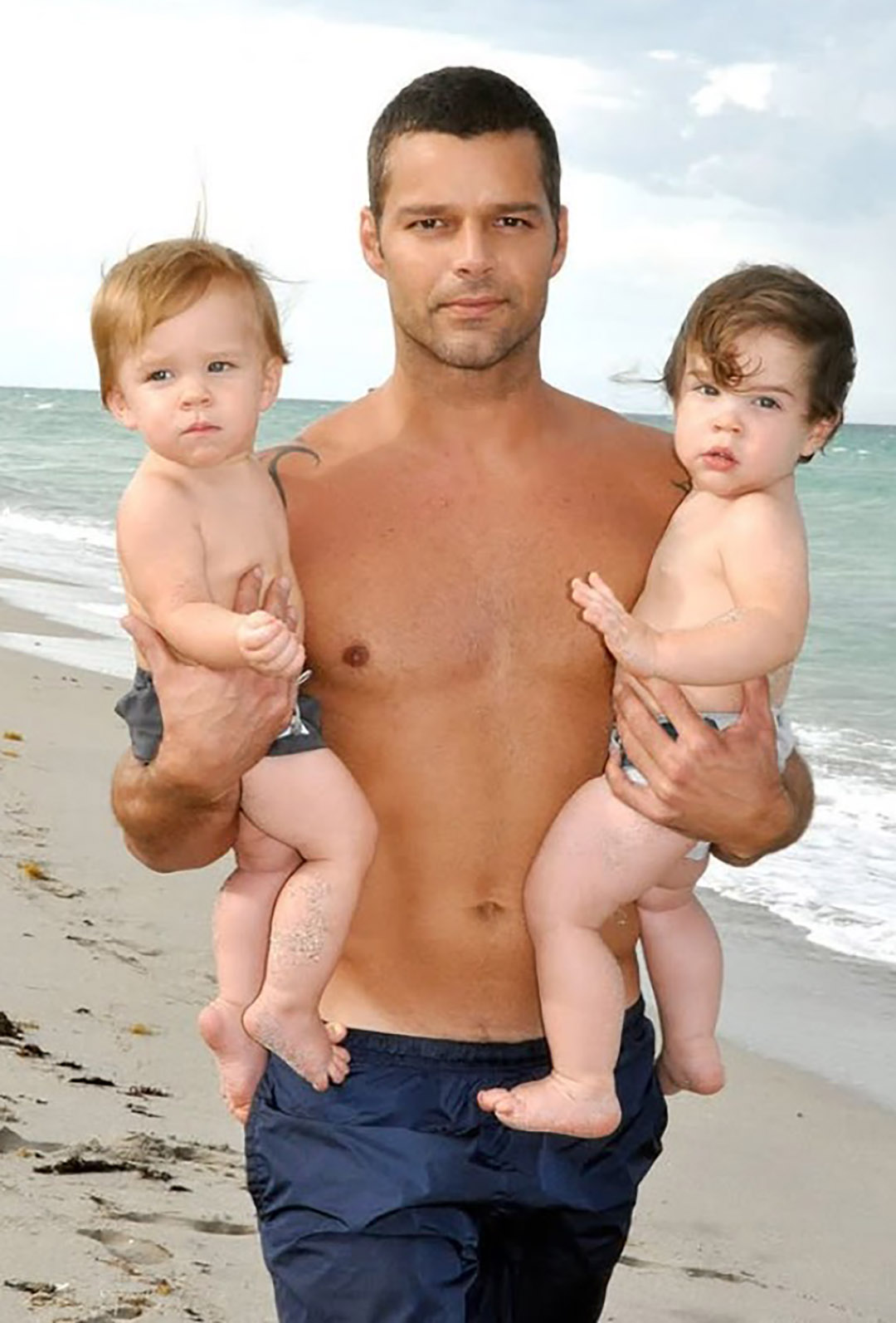 I gemelli di Ricky Martin hanno già 16 anni. Sono quasi alti quanto lui! 😍😲 I fan sono stupiti di quanto siano cresciuti i suoi figli; sembrano più giovani adulti che adolescenti! 🔥 Volete vedere come sono adesso? 👀 Non perdetevi le ultime notizie sulla famiglia di Ricky e su come i suoi figli stiano seguendo le sue orme. 👉👉 Scorrete fino al commento principale per vedere le foto e la sua trasformazione. ⬇️⬇️⬇